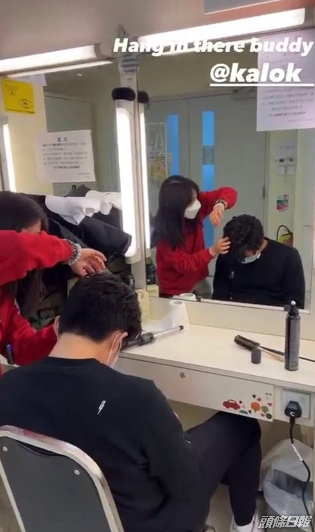 吳偉豪拍到周嘉洛整頭時，已頭耷耷無厘神氣。